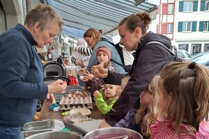 Mittwoch, 16. April 2025: Ostereier färben mit Kindern vor dem Chäs Chäller Willisau